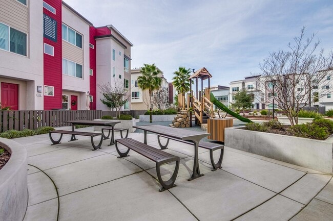 Building Photo - Exquisite 3 bed 3 bath home in San Jose Blossom Hill area!