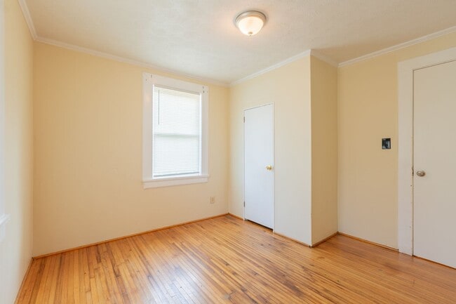 Building Photo - Convenient 2/1 home in the middle of town!