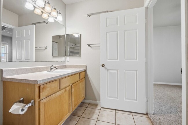 Building Photo - 2/2 condo with beautiful water views available now for an annual lease