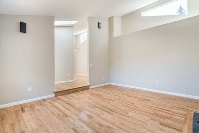Building Photo - Charming Home in SW Portland