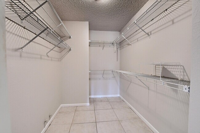 Building Photo - 22556 Middletown Dr