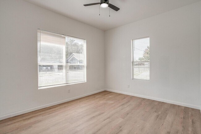 Building Photo - Charming Renovated 3-bedroom, 2-bathroom home!