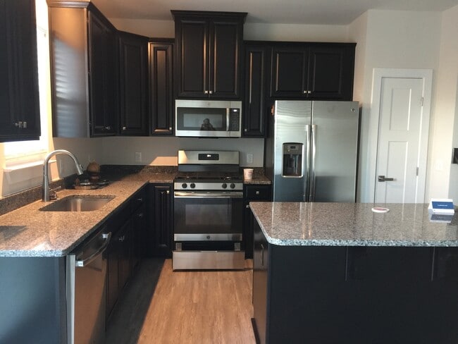 Building Photo - Beautiful 3 Bedroom, 2.5 Bath Townhome!