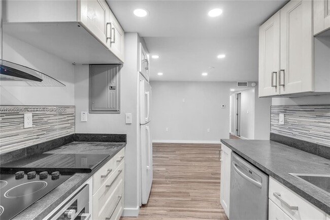 Building Photo - 9320 Fontainebleau Blvd