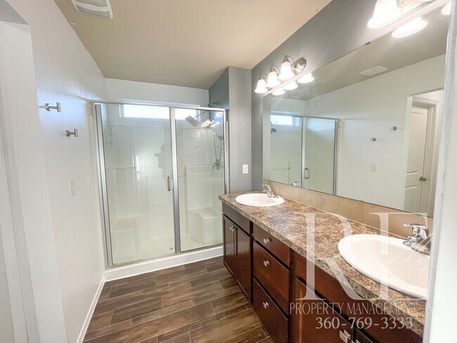 Building Photo - Spacious 3 bedroom