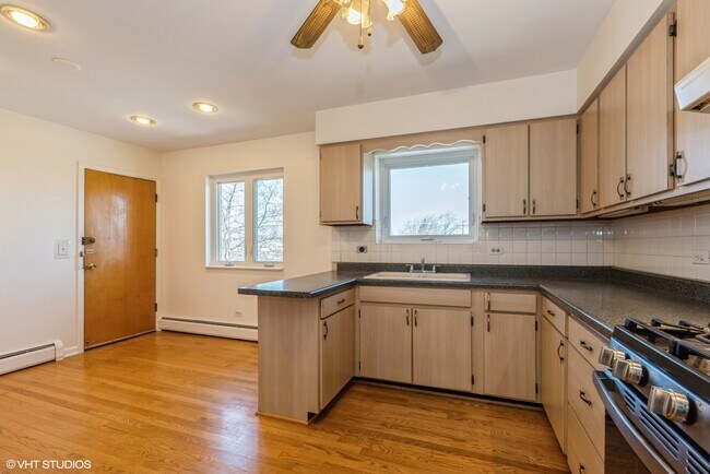 Building Photo - 3552 N Oleander Ave