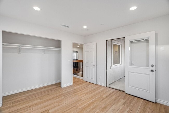 Building Photo - 4 Bedroom house with view