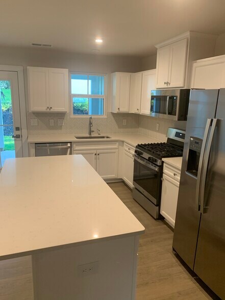 Building Photo - 413 Camarillo Ln