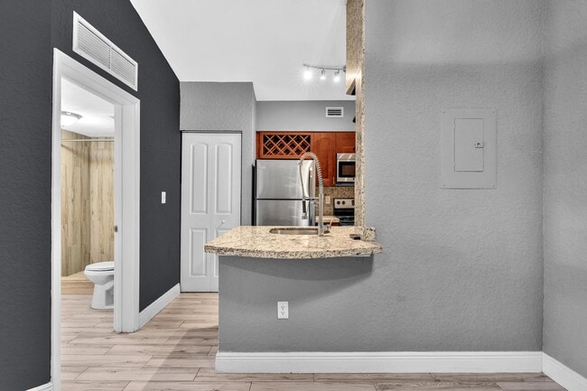 Building Photo - 2803 N Oakland Forest Dr