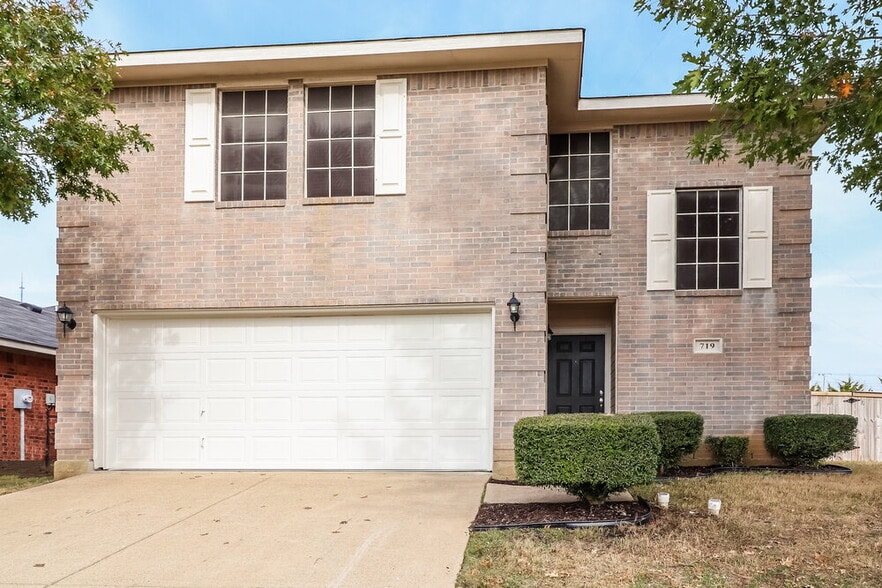 Primary Photo - 719 Hawthorn Dr