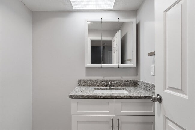 Building Photo - 148 Flower Ln