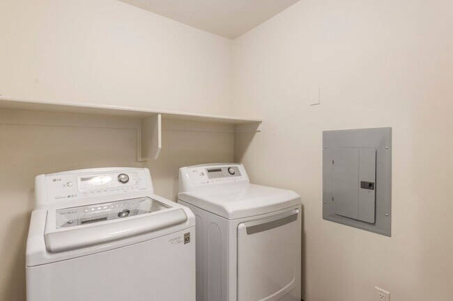 Building Photo - Bright & Spacious 2-Bed Condo in Black Roc...