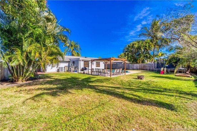 Building Photo - 656 SE Ron Rico Terrace