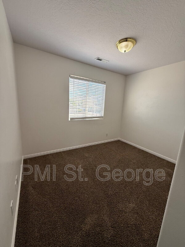 Building Photo - 1947 E 40 S Cir