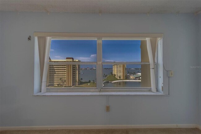 Building Photo - 4575 Cove Cir
