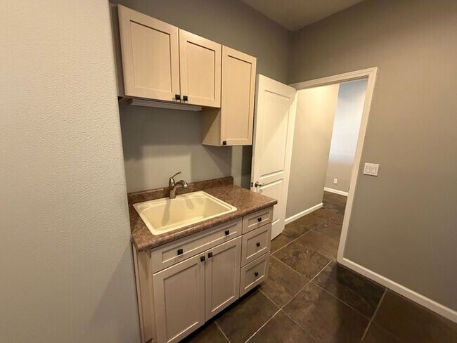 Building Photo - 1199 Manzanita Ln