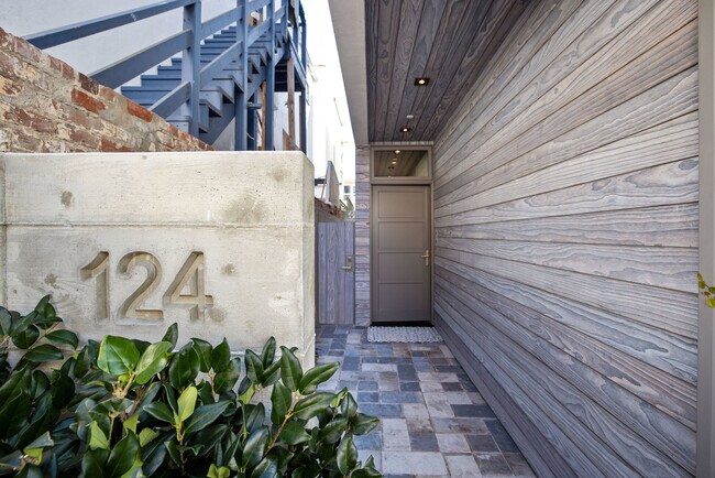 Building Photo - 124 15th Pl