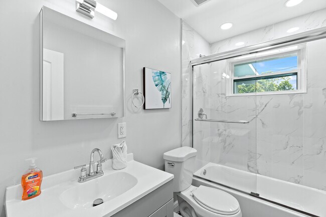 Building Photo - 1800 NE 28th Ave