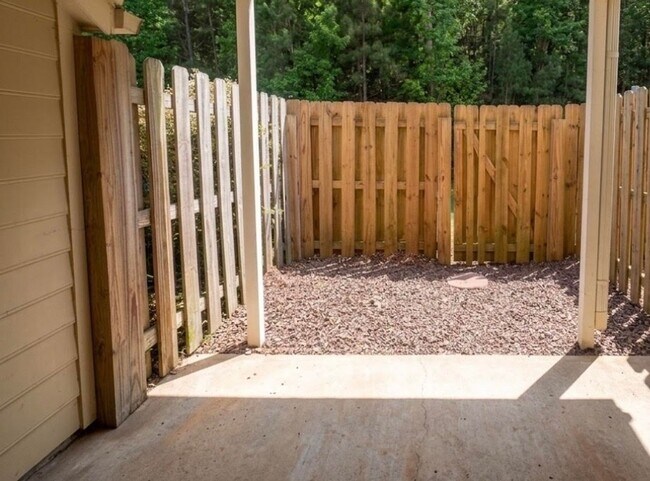 Building Photo - 2 Bedroom, 1.5 Bathroom Townhome in Durham