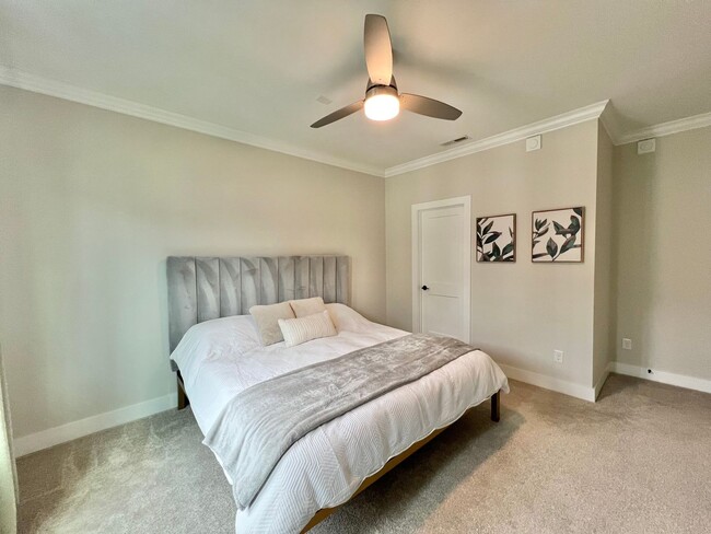 Building Photo - Stunning 3BD, 3.5BA Raleigh Townhome in a Walkable Community Near Tons of Shopping and Dining Opt...