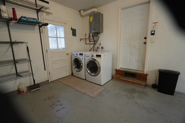 Building Photo - 2806 San Pedro Dr NE