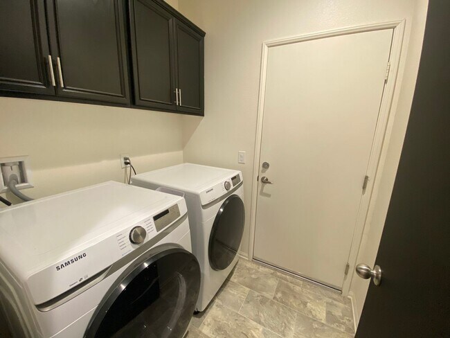 Building Photo - Rosamond 4 bedroom