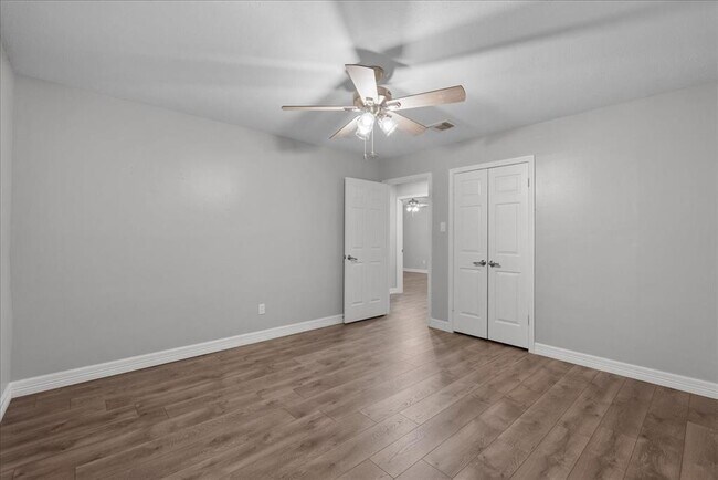 Building Photo - 2105 Murfield Dr