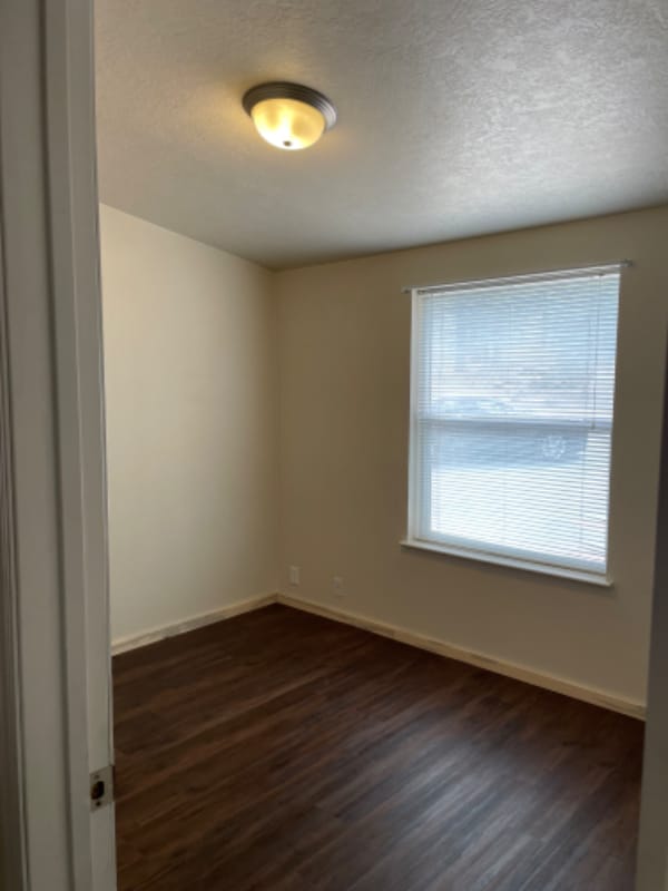 Building Photo - 699-495 Circle Ct