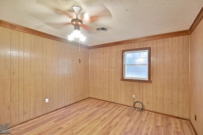 Building Photo - 3 bed/1.5 bath, 2 living home