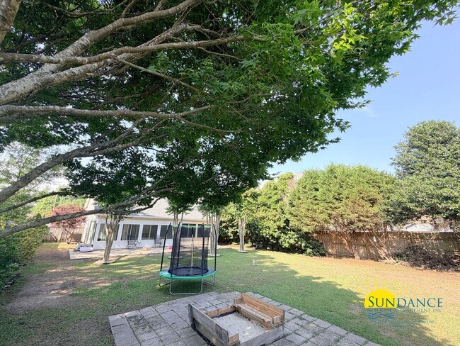 Building Photo - Stunning 3 Bedroom Home in Gulf Breeze with stand out accents!