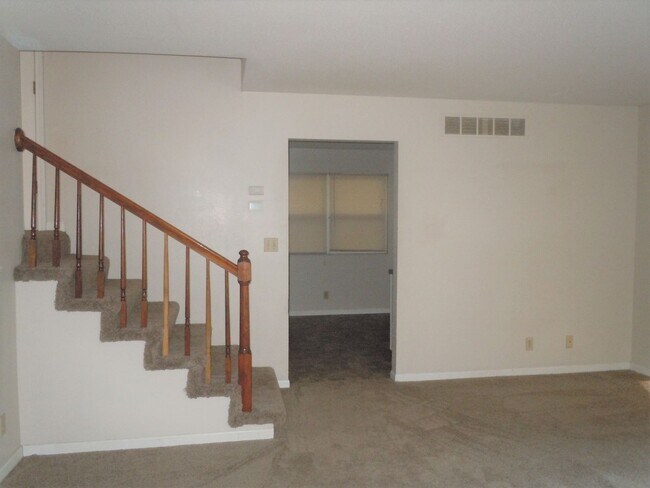 Building Photo - Two Bedroom Duplex with Modern Kitchen, 1 ...