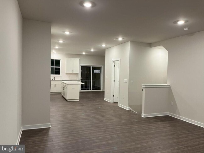 Building Photo - 507 Titanium St