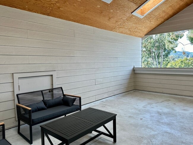 Building Photo - 2 Bedroom 1 Bath Near Downtown Available 8...