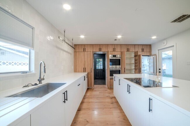Building Photo - 1700 Bracken Ave