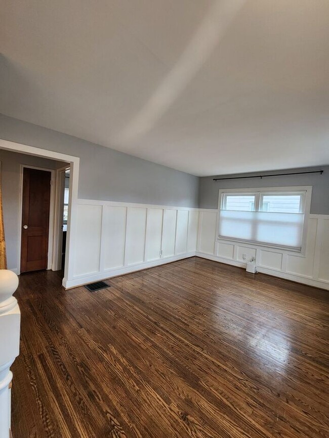 Building Photo - Beautiful and Spacious 3BR 2BA Home w/ Remodeled Kitchen • Patio & Fenced Yard in St. Matthews