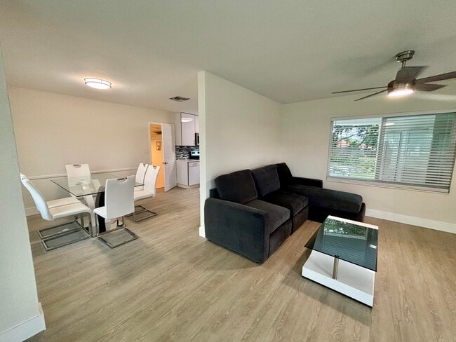 Building Photo - 323 Spanish River Blvd