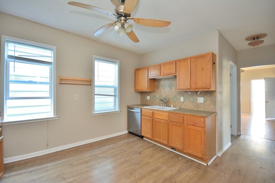 Building Photo - 818-820-820 E Brady St