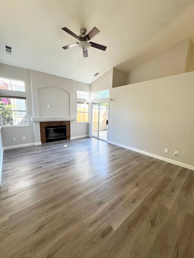 Building Photo - Move-In Ready 3-Bed, 2-Bath Home in Roseville! SEE VIDEO