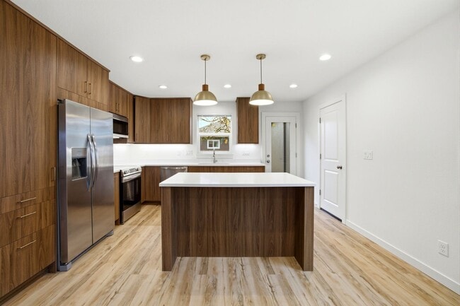 Building Photo - Newly Renovated 2 Bedroom Home