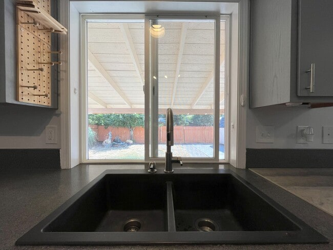Building Photo - Spacious 4-Bedroom, 2.5-Bathroom Home with...