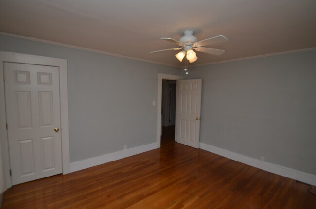 Building Photo - 146 Melrose St