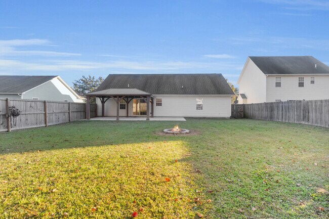 Building Photo - 204 Two Oaks Ct