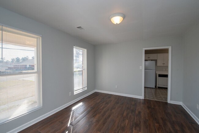 Building Photo - Delightful Pepperidge Home with Fireplace & Large Backyard