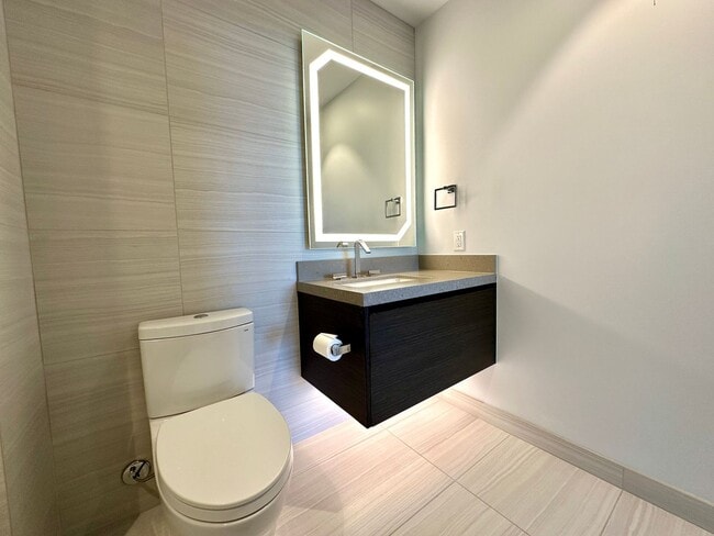 Building Photo - 1Bd/1.5Ba Bellevue Condo