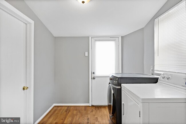 Building Photo - 227 Whittier Ave