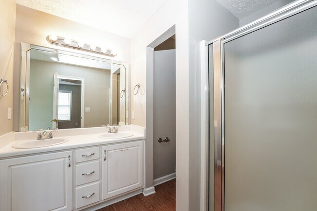 Building Photo - 335 Shadowbrooke Cir SW