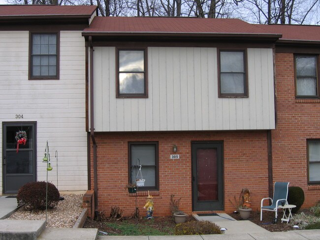 Primary Photo - 103 Cedar Crest Dr