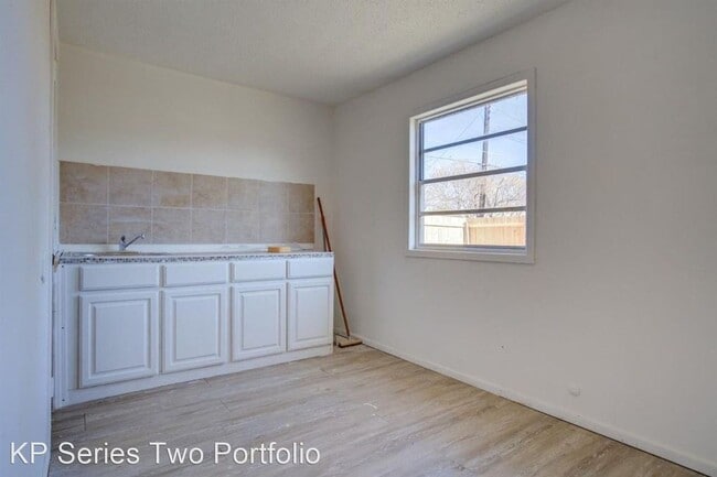 Building Photo - 526 53rd St