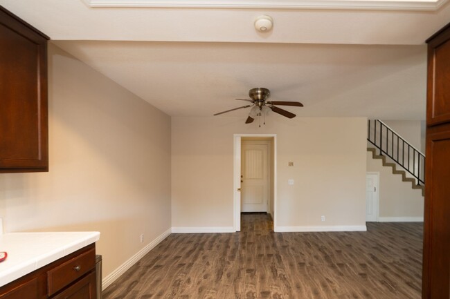 Building Photo - 3 Bedrooms/2.5 Bath Townhome