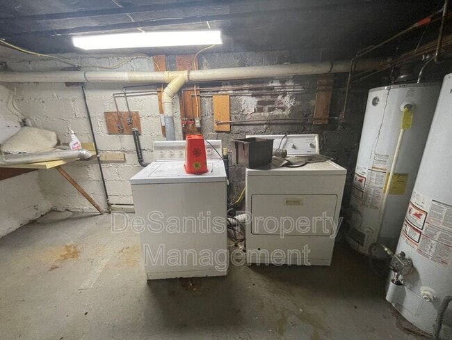 Building Photo - 527 Halsey Ave